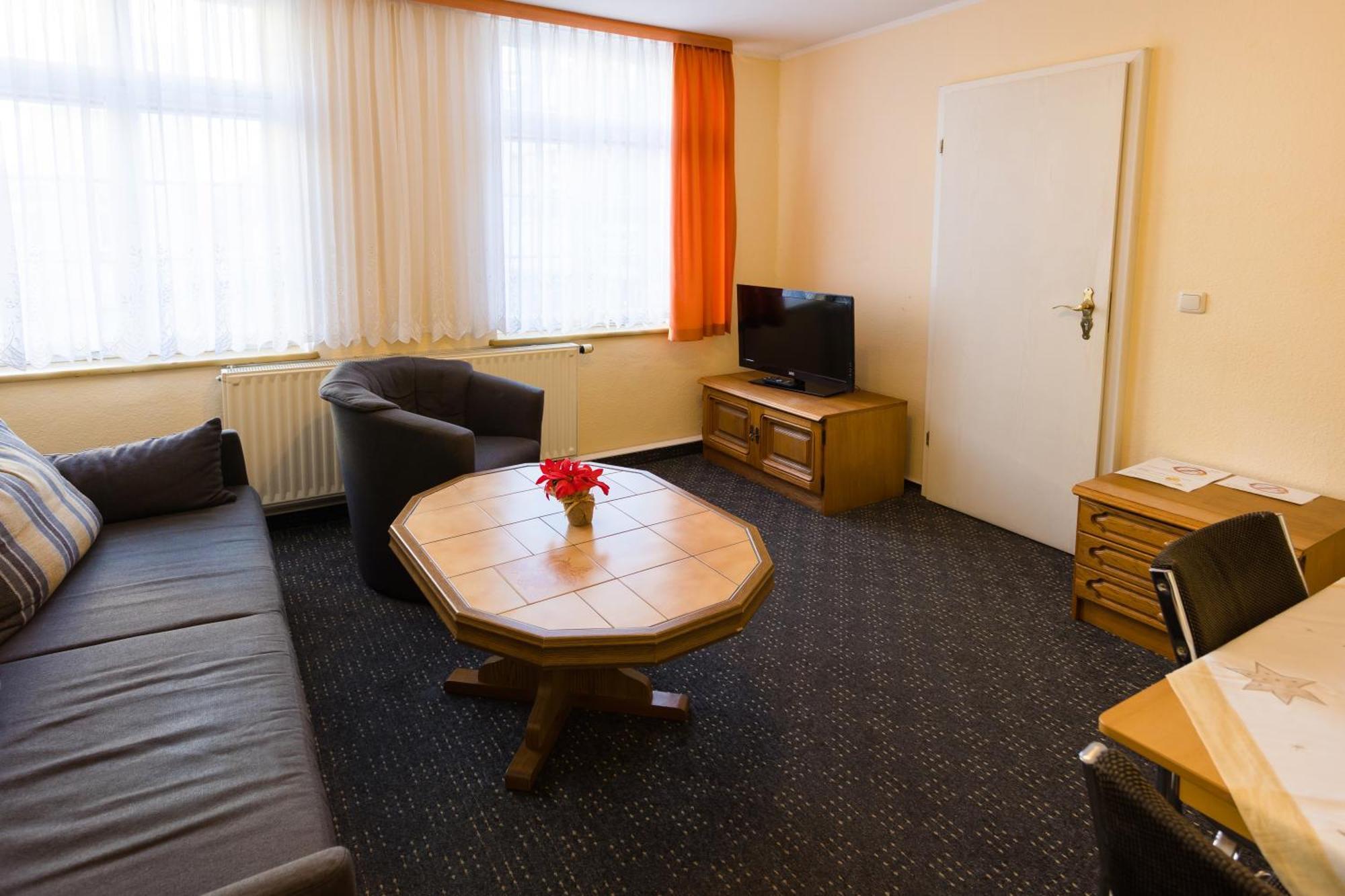 Pension & Ferienwohnungen Toepferstueb'L Saalfeld Saale Экстерьер фото
